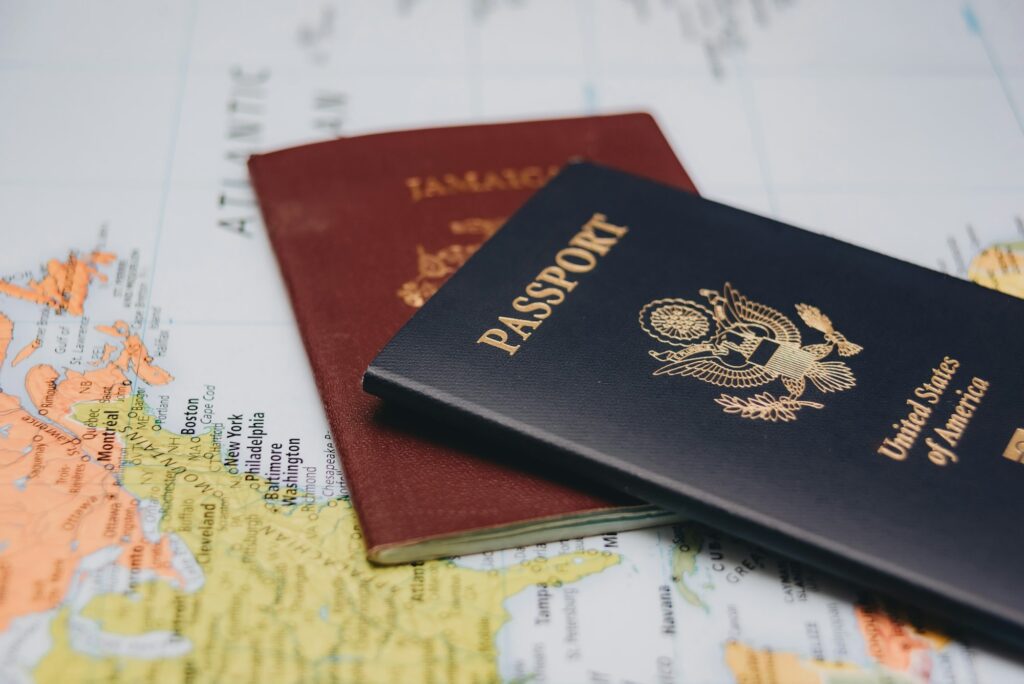 Passaporto degli Stati Uniti e passaporto giamaicano sulla mappa del mondo