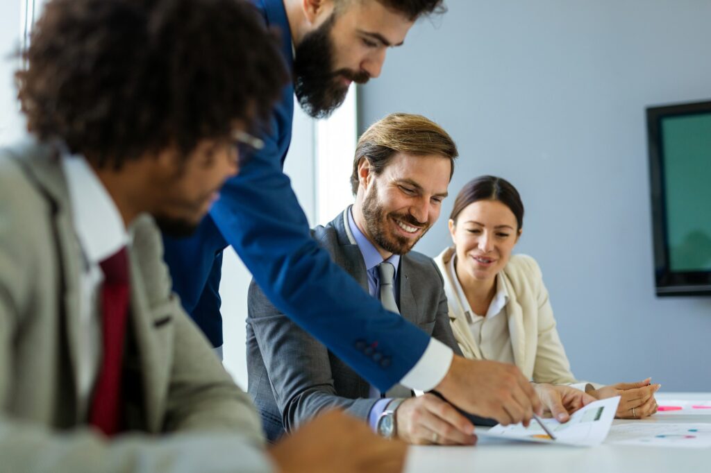 Équipe commerciale d'entreprise et responsable lors d'une réunion